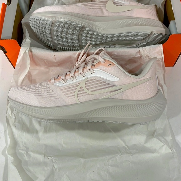 ** NWT** Women’s Nike Air Zoom Pegasus Size 7.5 - Picture 2 of 5